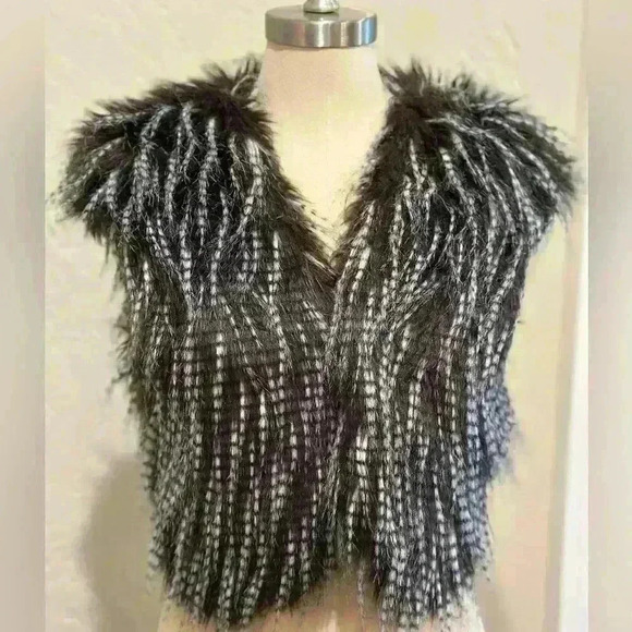 Feathery Faux Fur Vest Fits between a Small and Medium - Picture 3 of 10